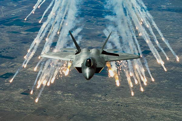 ”Imperium USA; de har uden tvivl et overlegent luftvåben”. F22 Raptor. U.S. Airforce. Foto: PublicDomain.