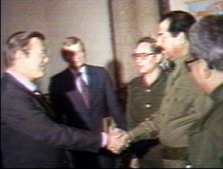”Rumsfeld møder Saddam Hussein. Det har man måske glemt, idet man tror, at de altid har været modstandere. Nej, i 1980’erne støttede USA Saddam Hussein”. Foto: screenshot & credit: https://nsarchive2.gwu.edu/NSAEBB/NSAEBB82/