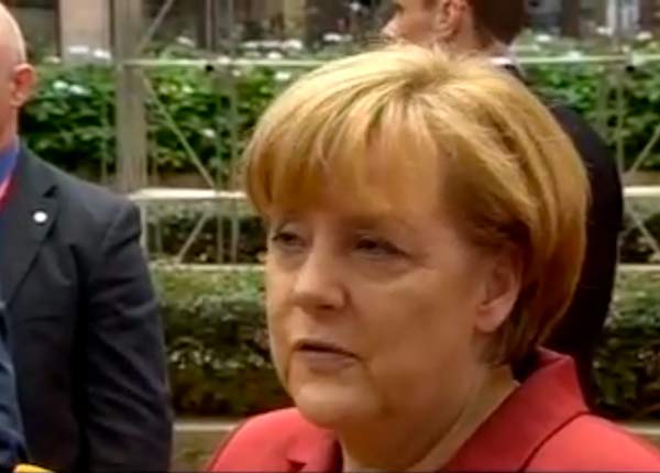 “At spionere blandt venner er ikke acceptabelt”, sagde Angela Merkel, da det stod klart, at hun også blev aflyttet. Det var det, som debatten gik på. Er det kun terrorister, som bliver aflyttet eller hvad? Denne debat er ikke slut. Foto: Screenshot & credit: https://www.theguardian.com/world/2013/oct/24/angela-merkel-nsa-spying-allies-not-on