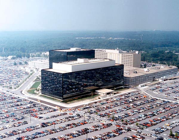 “Imperium USA; NSA er den største efterretningstjeneste i USA inden for overvågning af digital kommunikation, altså e-mails, Twitter og Facebook, alle disse sociale medier. Og Obama sagde at: “Ingen lytter til dine opkald””. NSA’s hovedkvarter i Fort Meade, Maryland. Foto: PublicDomain.