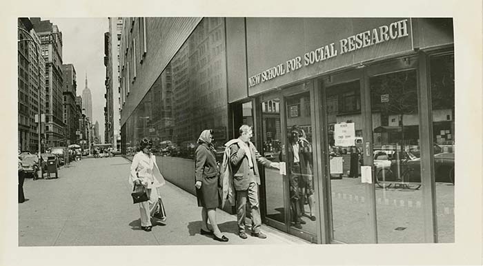 Foto: ”Exterior of Graduate Center of the New School for Social Research”. 1965– 1971. Screenshot & credit Laima Turnley New York City <https://digital.archives.newschool.edu/index.php/Detail/objects/NS040101_000217>