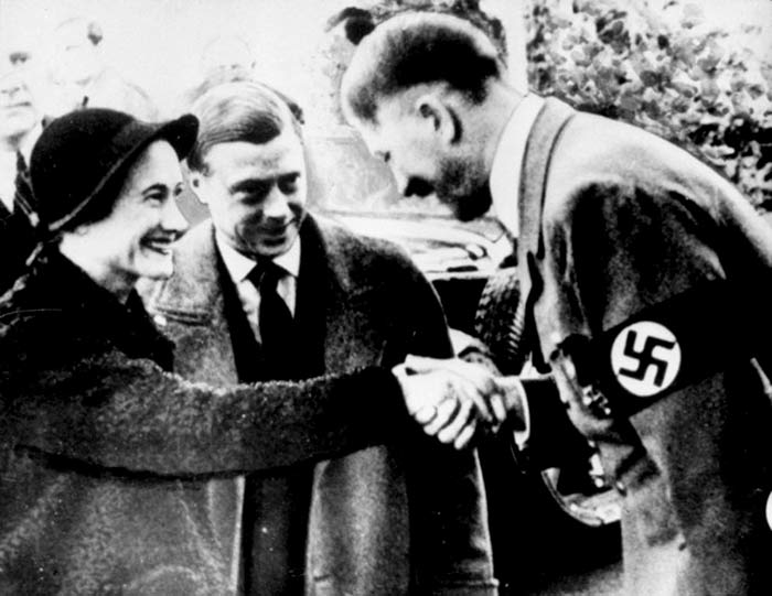Foto: Hertugen og hertuginden af Windsor møder Adolf Hitler i 1937. Public Domain <https://en.wikipedia.org/wiki/1937_tour_of_Germany_by_the_Duke_and_Duchess_of_Windsor>