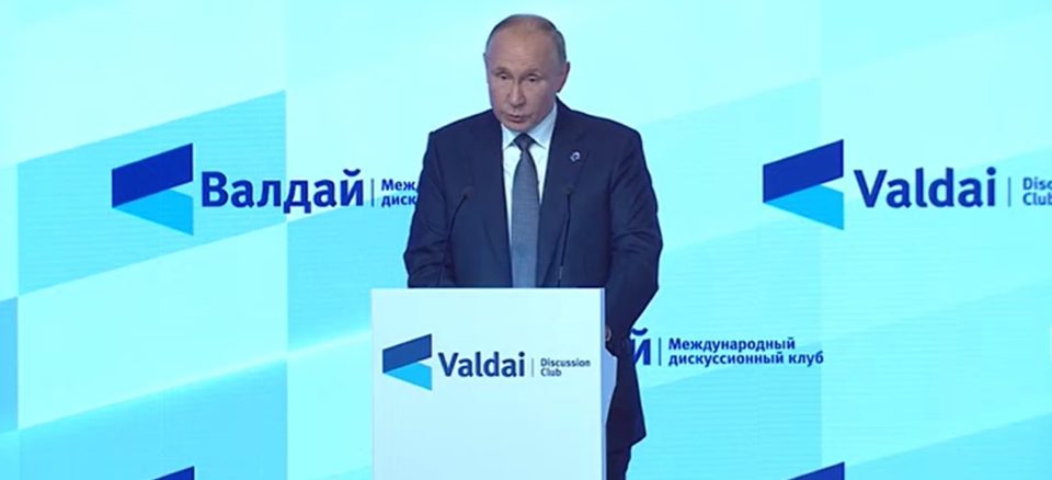 Vladimir Putin deltog i et plenarmøde på det 18. årsmøde i Valdai International Discussion Club. 21.10.2021. Foto:Screenshot & credit <http://en.kremlin.ru/events/president/news/66975>